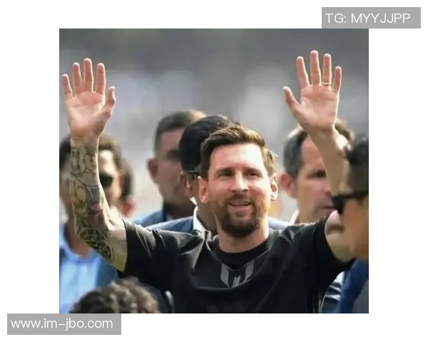 梅西与切特里在孟买球场亲切握手展现友谊与尊重